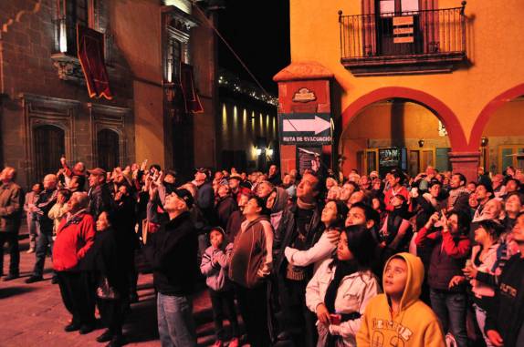 O público aompanha interessado a queima de fogos de artifício em noite de festa na cidade de San Miguel de Allende, no México